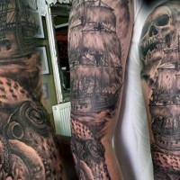 Tatuaje en el brazo,
barco viejo con cráneo humano y pulpo