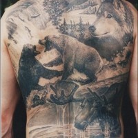 Tatuaje en la espalda combleta,  fauna silvestre alucinante con osos pardos, alce y lobo