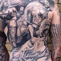 Tatuaje en la espalda, guerrero intrepido a caballo increíble y
huesos de serpiente