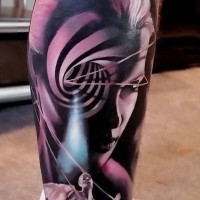 Atemberaubendes sehr detailliertes schwarzes hypnotisches Frau Porträt Tattoo am Bein