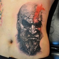 Tatuaje en el estómago, retrato estupendo detallado de bárbaro furioso
