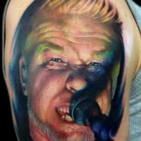 Tatuaje en el brazo, retrato de cantante lindo bien dibujado