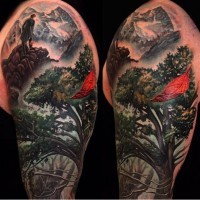 Tatuaje en el brazo, árbol hermoso fantástico y chico en las montañas