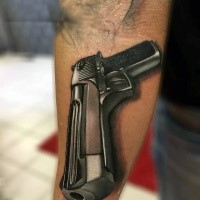Atemberaubendes sehr detailliertes Unterarm Tattoo mit der modernen Pistole Desert Eagle