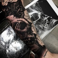 Tatuaje en el antebrazo,
cráneo fascinante volumétrico roto con mariposa estupenda 3D