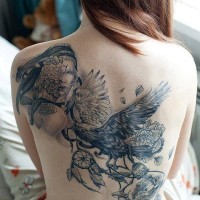Atemberaubendes sehr detailliertes massives schwarzes Krähe Tattoo am ganzen Rücken mit Frauenporträt