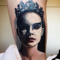 Atemberaubende sehr detaillierte geschminkte Frau Porträt Tattoo