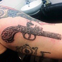 Atemberaubende sehr detaillierte im Realismus Stil antike Pistole Tattoo auf der Schulter