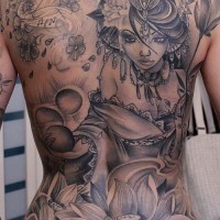 Atemberaubende sehr detaillierte verführerische Frau mit BlumenTattoo am ganzen Rücken