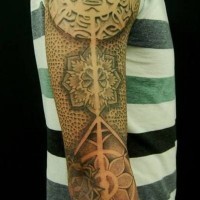 Tatuaje en el brazo completo,
ornamento impresionante, tinta blanca y negra