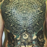 Tatuaje en la espalda, tabla maya impresionante detallada con estatuas