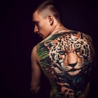 Atemberaubendes sehr detailliertes Tattoo am ganzen Rücken mit Leopard, der jägt
