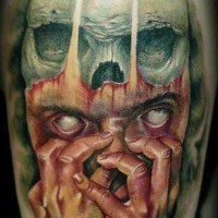 Tatuaje en el brazo,
cráneo con máscara de hombre