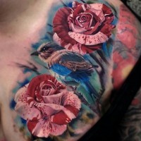 Atemberaubende sehr realistisch gemalte und bunte Blumen mit kleinem Vogel Tattoo an der Brust