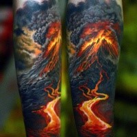 Atemberaubender realistischer natürlich gefärbter Vulkanausbruch Unterarm Tattoo in Realismusart