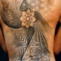 Tatuaje en la espalda completa, mezcla de ornamentos y flores, diseño de color negro y blanco