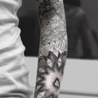 brillante disegno bianco e nero massiccio fiore tatuaggio manicotto