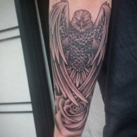 splendido disegno mistico aquila con fiore tatuaggio su braccio