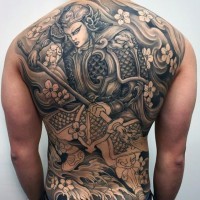 Tatuaje en la espalda,
guerrero samurái joven precioso con espada y  flores