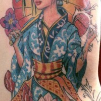 Brilliant aussehendes farbiges Seite Tattoo mit großem Porträt der asiatischen Frau und verschiedenen Blumen