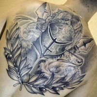 Tatuaje en la espalda,
guerrero medieval  fantástico con corona de laurel