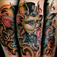 Tatuaje en el antebrazo,
ratón mutante en sombrero y burbujas pequeñas, dibujo multicolor