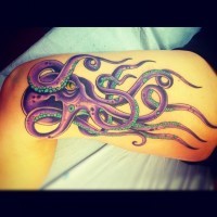Tatuaje en el muslo, pulpo hermoso de color púrpura