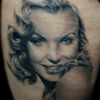 Tatuaje en el muslo, actriz Marilyn Monroe atractiva monocroma