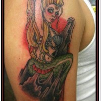 bellissimo dipinto  sirena sexy tatuaggio su spalla