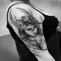 Bu mystische Frau Porträt Tattoo-Skizze gemalt von Inez Janiak mit schwarzer Tinte am Oberarm