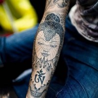 Buddhistisches stilvolles Tattoo am Arm