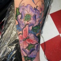 Tatuaje en el brazo, flores púrpuras, mariposa rosa