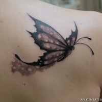 Tatuaggio colorato sulla spalla la farfalla nera
