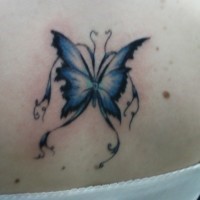 Tatuaggio colorato sulla schiena la farfalla blu
