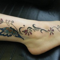 tenero tatuaggio colorato fiori e farfalla su caviglia di ragazza