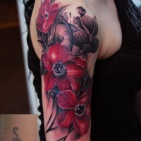 Tatuaje en el brazo, flores expresivas de color rojo oscuro