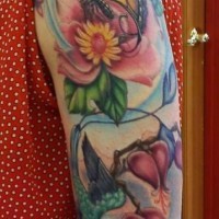 Tatuaggio colorato sul braccio la farfalla & i fiori & l'uccello