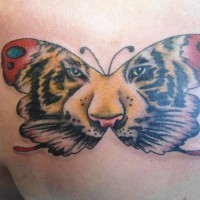 Tatuaje  de mariposa con imagen de tigre