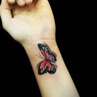 Tatuaje en la muñeca,
mariposa realista con sombra