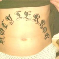 Escritura caligráfico tatuaje en el vientre