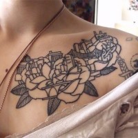 Tatuaje en la clavícula, ciudad en flores, idea interesante