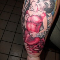 Tatuaje en el antebrazo, hombre vampiro con su víctima y flor diminuta