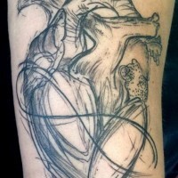 Tatuaje en el brazo, diseño de corazón humano grande