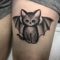 Desenhos animados estilo ponto grande coxa tatuagem de gato bonito com asas de morcego