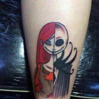 Cartoonischer Held halb Jack Skellington Hälfte Sally farbiges Tattoo