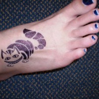 cartone gatto inchiostro nero tatuaggio su piede di ragazza
