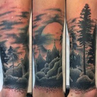 Tatuaje en el antebrazo, silueta de castillo en el bosque oscuro