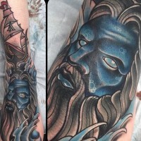 Tatuaje en el brazo,
cara azul de poseidón con el pelo gris
