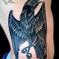 Tatuaje en el costado, 
 cuervo precioso extraordinario