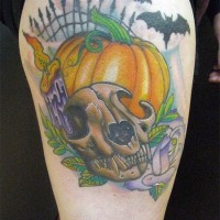 Tatuaje  de calabaza naranja con cráneo de animal y vela